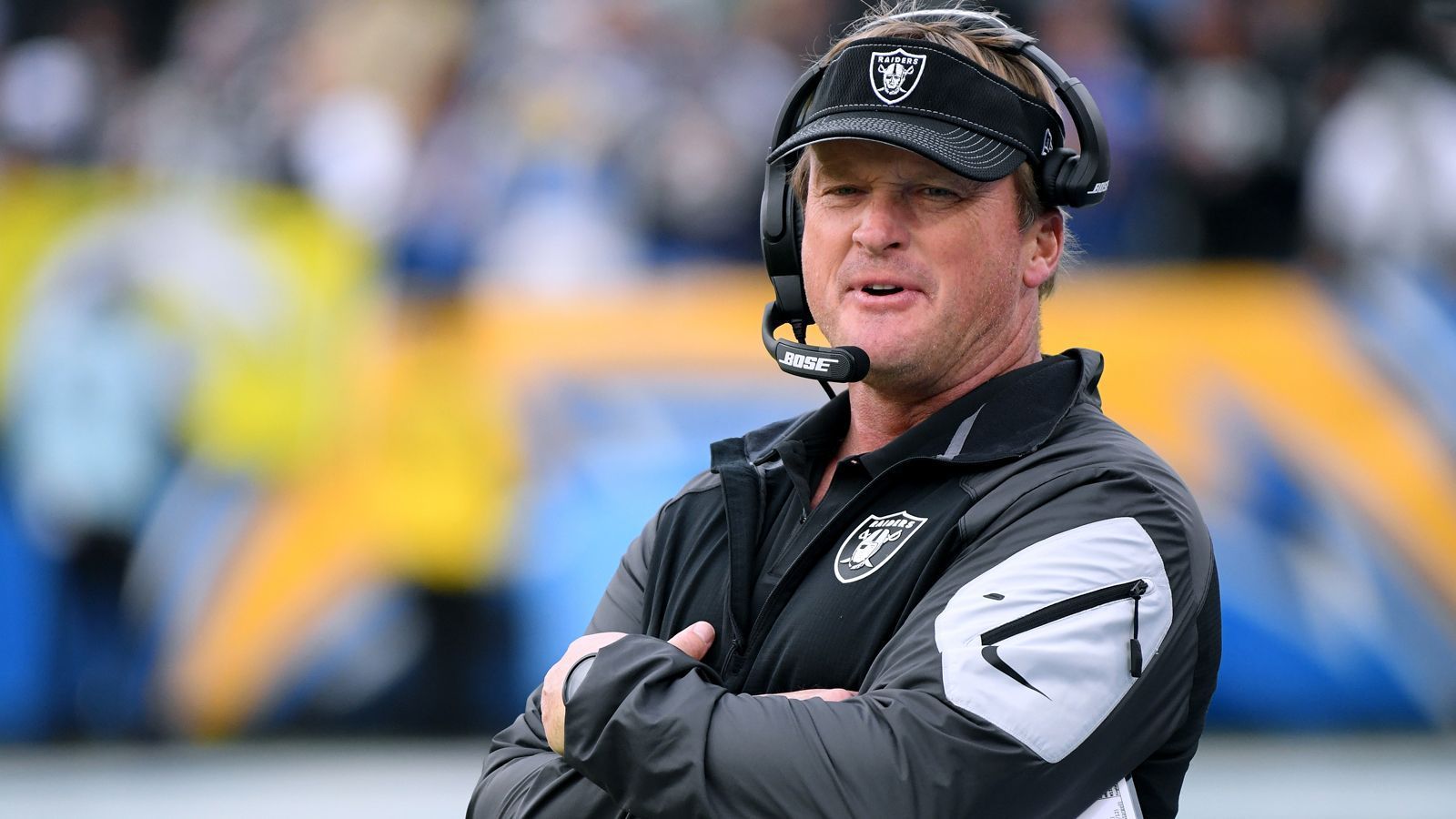 
                <strong>Las Vegas Raiders</strong><br>
                Die Las Vegas Raiders haben in den vergangenen Jahren durch diverse Trades genügend Picks gesammelt, um einen Trade in die Top 5 zu wagen und den Quarterback ihrer Zukunft zu verpflichten. Immerhin stehen den Raiders im kommenden Draft zwei Erstrunden- und drei Drittrunden-Picks zur Verfügung. Die Verpflichtung von Marcus Mariota spricht darüber hinaus nicht dafür, dass General Manager Mike Mayock und Head Coach Jon Gruden mit Derek Carr glücklich sind. Neben einem Quarterback könnte aber auch die Defense verstärkt werden. Die Raiders sind seit Jahren auf der Suche nach einem Nummer-1-Cornerback. Diesen könnten sie mit dem hochgehandelten Jeff Okudah wohl nur mit einem Top-10-Pick verpflichten. Die Raiders draften in der ersten Runde an Position 12 und 19.
              