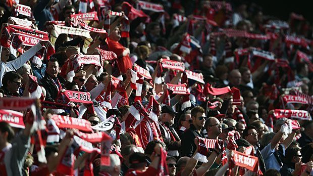 
                <strong>13. Platz: 1. FC Köln (RheinEnergie-Stadion)</strong><br>
                Platz 13: 1. FC Köln. In Köln können 49.968 Fans das RheinEnergie-Stadion bevölkern. Mit  Stehplätzen nehmen die Domstädter Position 13 ein. Gerade mal 16,4 Prozent der Zuschauer erleben die Spiele also stehend.
              