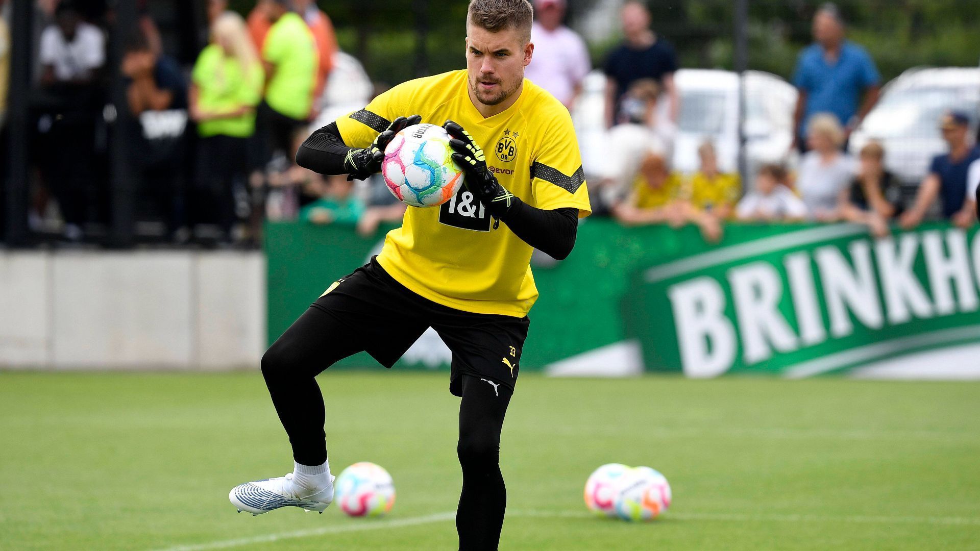 
                <strong>Der Trainingsauftakt von Borussia Dortmund</strong><br>
                Als einziger Neuzugang präsentiert sich hier Alexander Meyer den Fans. Den Torwart, der als Backup von Gregor Kobel fungieren soll, holten die Dortmunder von Jahn Regensburg.
              