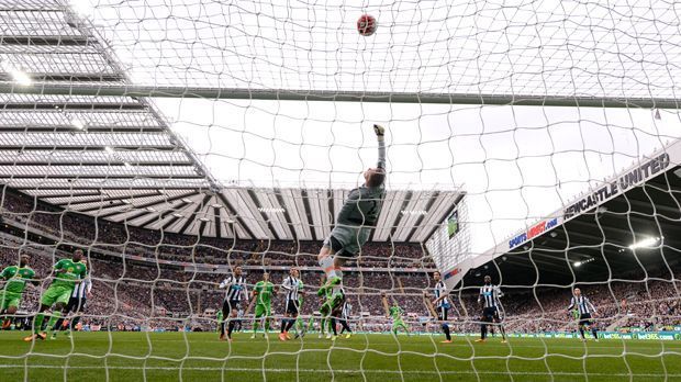 
                <strong>Newcastle United - St. James Park</strong><br>
                Newcastle United: Für umgerechnet 1.870 Euro kommt man auch in das drittgrößte Stadion der Premier League. Der Rasen im St. James Park von Newcastle United steht dann aber nur für 60 Minuten zur Verfügung. Was im Preis enthalten ist: Ein Ball, ein Schiedsrichter und ein Buffett nach Ende des Matches. Kurios: Die Verantwortlichen des Klubs suchen den Gegner für die Mieter heraus.
              
