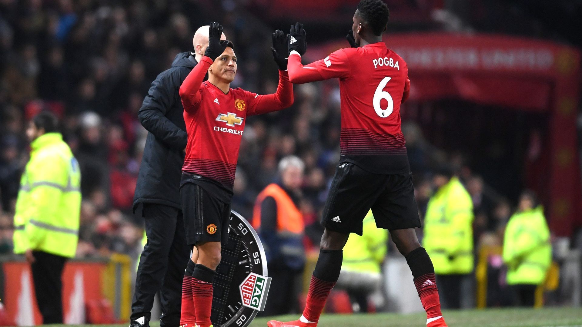 
                <strong>Pogba muss Sanchez den Vortritt lassen - beim Geld</strong><br>
                Dabei ist Pogba nicht nur mit Mourinho unzufrieden. Er reagiert auch angesäuert darauf, dass Neuzugang Alexis Sanchez ihn in der klubinternen Gehaltsrangliste überholt hat.
              