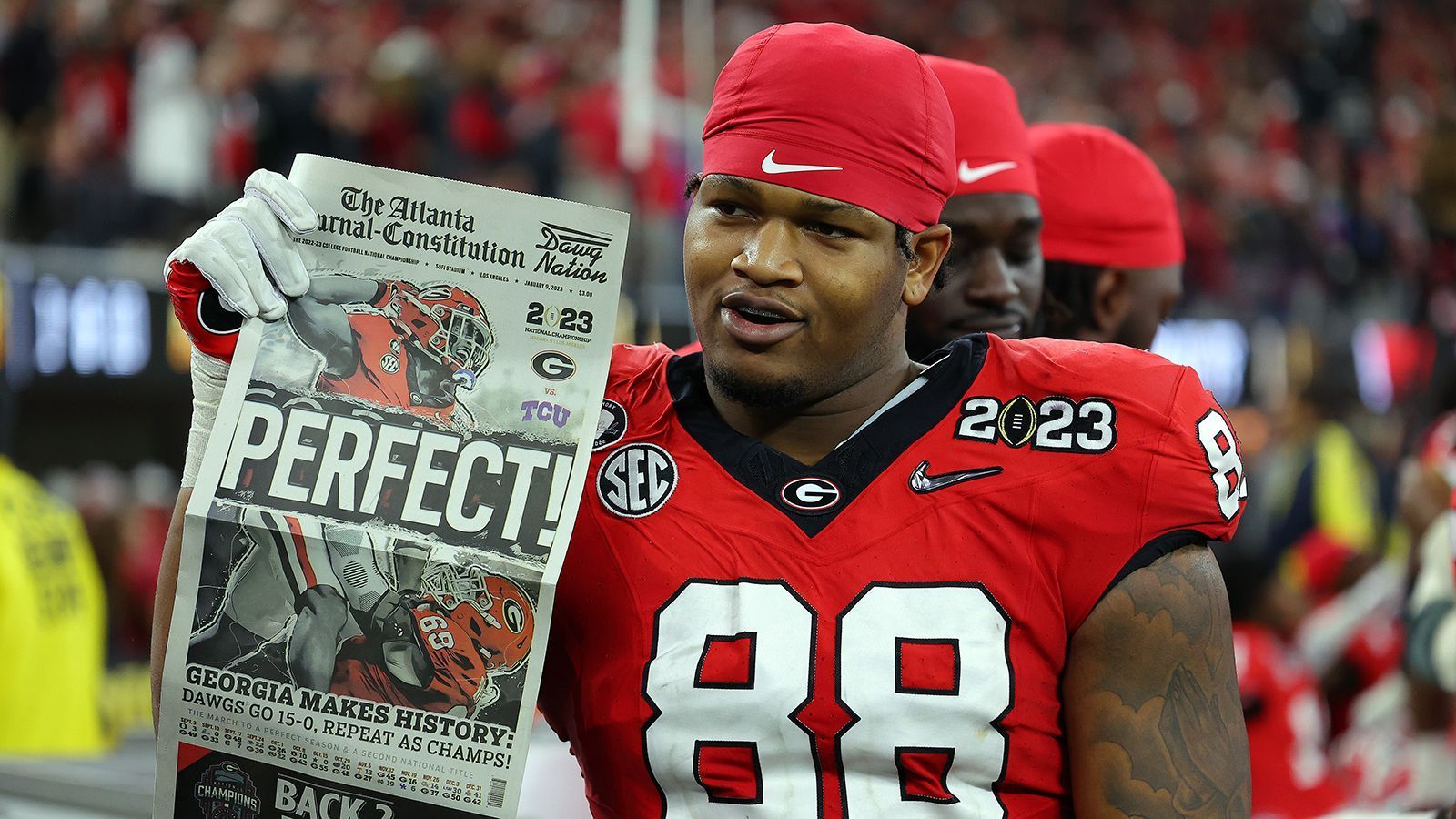 
                <strong>Platz 1: Jalen Carter (Georgia Bulldogs)</strong><br>
                Jalen Carter ist ein muskulöser und kompakt gebauter Defensive Tackle, der Power und Athletik mit technischer Raffinesse paart. Der 22-Jährige ist - für seine Größe und sein Gewicht - sehr agil und flink auf den Beinen und kann Offensive Liner mit einer Vielzahl an Techniken schlagen. In der Laufverteidigung spielt er diszipliniert, wird nur selten von einem Offensive Liner weggeschoben und setzt saubere Tackles. Auf dem Football-Feld ist Carter einer der talentiertesten Spieler im gesamten Draft, allerdings müssen bei ihm auch die Geschehnisse abseits des Rasens beachtet werden. Er war an einem illegalen Straßenrennen mit tödlichem Ende beteiligt, wirkte beim Scouting Combine und Pro Day außer Form und zuletzt gab sein Berater bekannt, dass er sich mit Teams, die keinen der ersten zehn Picks im kommenden Draft haben, nicht treffen wird.
              