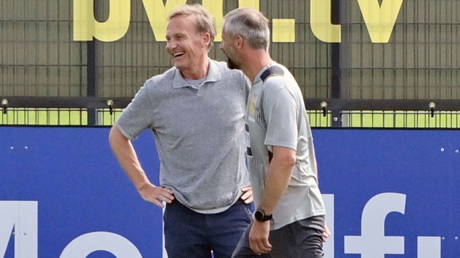 
                <strong>Spaß zwischen Trainer Rose und Boss Watzke</strong><br>
                Auch BVB-Boss Hans-Joachim Watzke (li.) schaute beim ersten Arbeitstag von Rose auf dem Trainingsplatz vorbei.
              