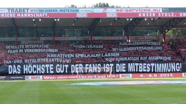 
                <strong>Union</strong><br>
                Union Berlin protestierte mehrfach, unter anderem auch mit einem leeren Fanblock. Oder wie hier mit unzähligen Plakaten zur vereinspolitischen Situation bei RB.
              