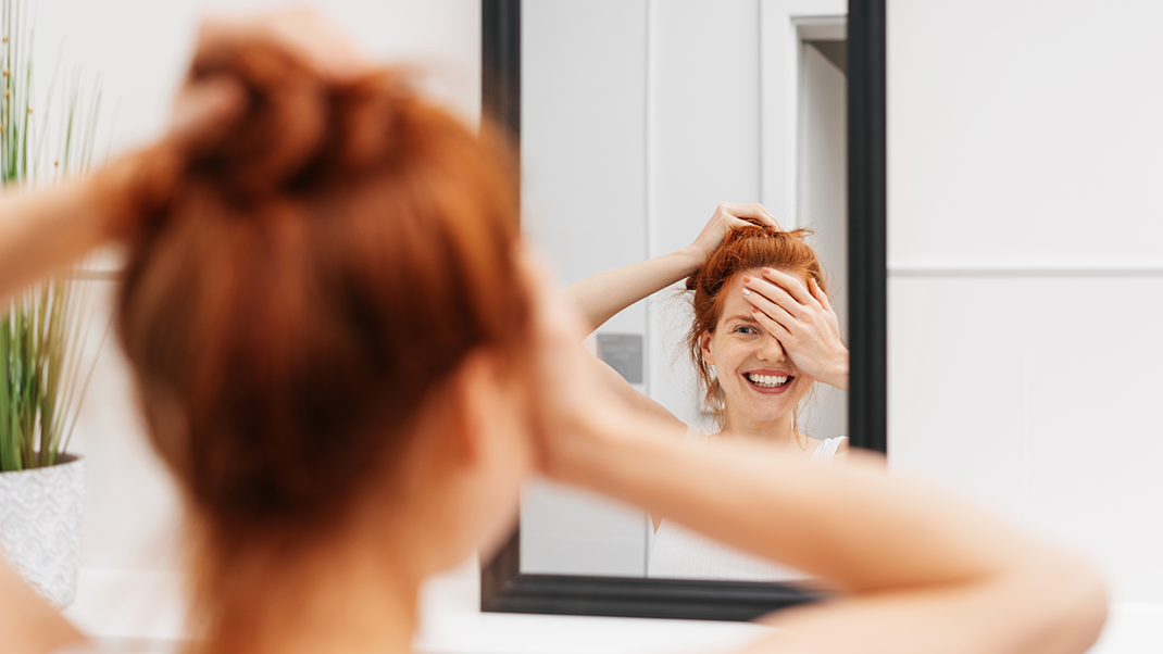 Tägliches Haarewaschen strapaziert Haare und die Kopfhaut – darüber hinaus spart ihr mit einer reduzierten Haarwäsche von 2 bis 3 Mal in der Woche auch reichlich Wasser und Energie. 