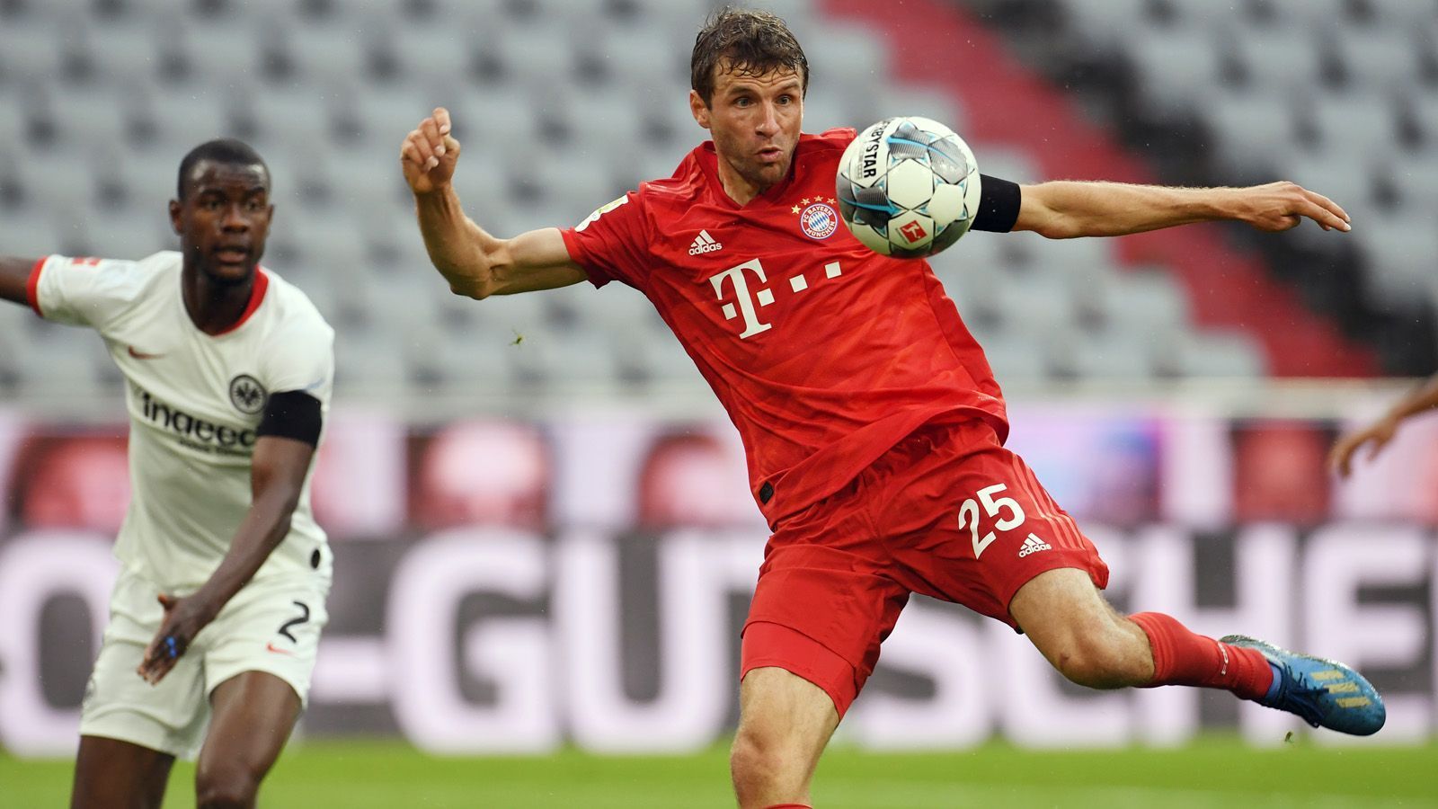 
                <strong>Thomas Müller</strong><br>
                Müller bewegt sich sehr flexibel übers Feld und ist überall zu finden. So bereitet er in der 16. Minute auch den Führungstreffer von Goretzka mit einem scharfen Zuspiel vor. Kurz vor der Halbzeit setzt er sich zudem im entscheidenden Moment gegen Rode ab und trifft in typischer Müller-Manier zum 2:0. Müller leitet darüber hinaus das 3:0 ein, indem er Coman mit einem Heber freispielt. Tolle Leistung des Bayern-Urgesteins. ran-Note: 1
              