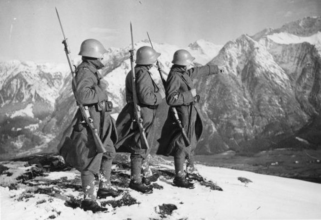 Als neutrales Land war die Schweiz nicht in den Zweiten Weltkrieg (1939-1945) involviert. Ihre Armee wurde ausschließlich zur Sicherung der eigenen Grenzen und Staatsgebiete eingesetzt.