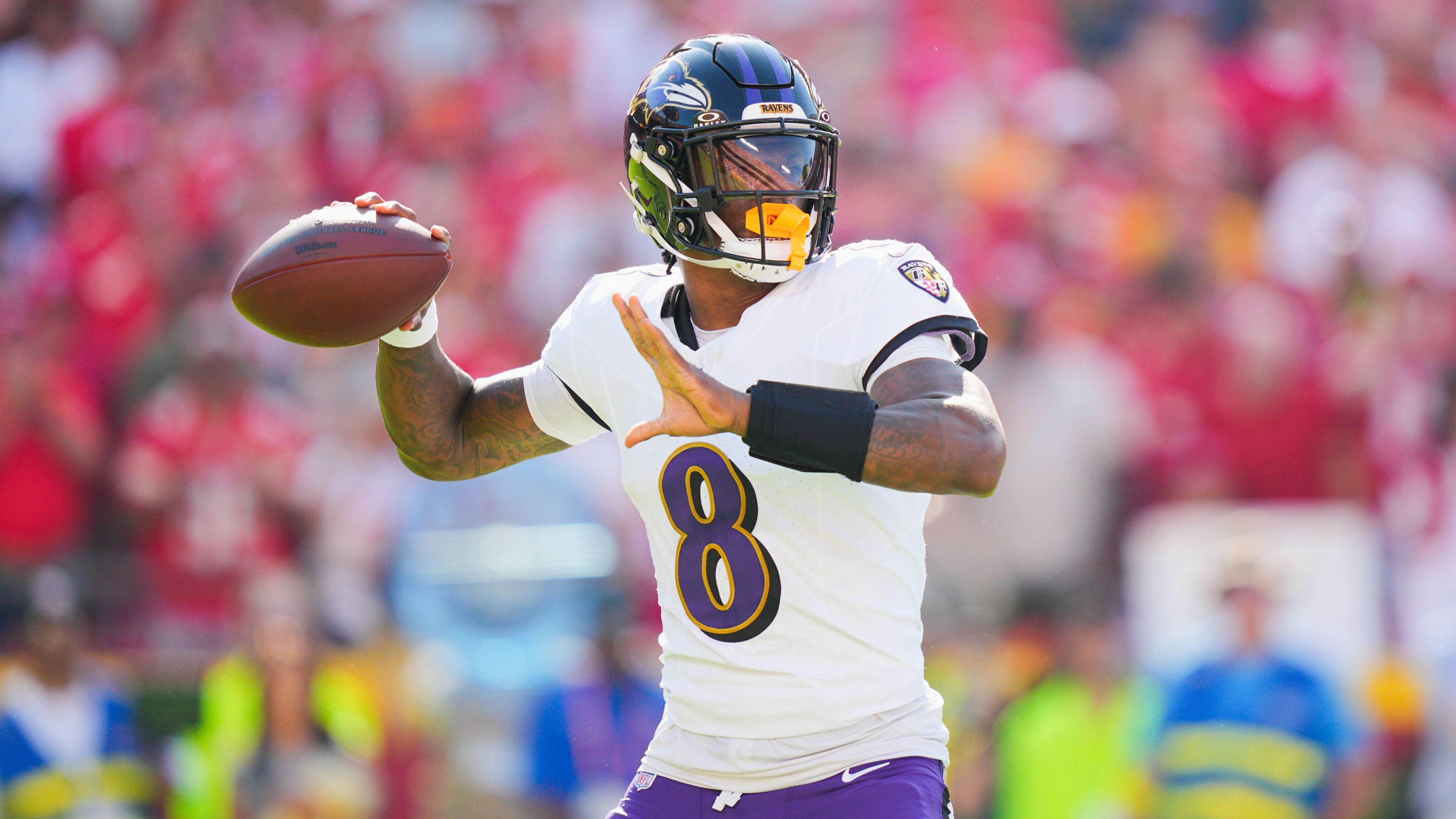<strong>Lamar Jackson (Baltimore Ravens)</strong><br>Der Star-Quarterback konnte auch am Freitag wegen einer Oberschenkelverletzung nicht trainieren, wie "The Athletic" als Erstes berichtete. Damit deutet sich immer mehr an, dass Jackson in Week 5 gegen die Houston Texans ausfallen wird und Backup Cooper Rush als Starter aufläuft. Zuvor wurde berichtet, dass der Playmaker voraussichtlich zwei bis drei Wochen ausfallen wird. Die Ravens haben dies allerdings bisher nicht bestätigt.