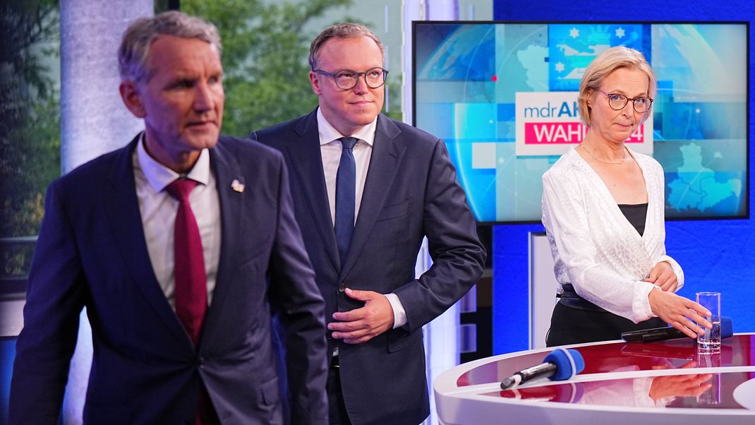 Mario Voigt (CDU, M), Vorsitzender der CDU in Thüringen und Spitzenkandidat, verlässt in einem Fernsehstudio eine Runde der Spitzenkandidaten neben Björn Höcke (AfD, l.), Partei- und Fraktionsvorsitzender der AfD in Thüringen und Spitzenkandidat, und Katja Wolf, Spitzenkandidatin des Bündnis Sahra Wagenknecht (BSW, r.) in Thüringen.