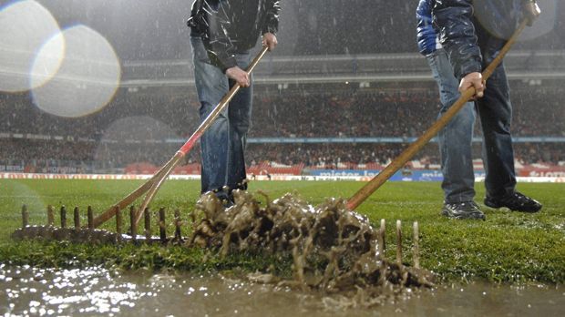 
                <strong>Sintflut</strong><br>
                Die Partie zwischen dem 1. FC Nürnberg und dem VfL Wolfsburg wurde am 11. April 2008 beim Stand von 1:0 für den Gastgeber und 45 gespielten Minuten von Schiedsrichter Jochen Drees wegen Unbespielbarkeit des Platzes abgebrochen. Das Spiel wurde in voller Länge wiederholt. Nürnberg gewann 1:0.
              