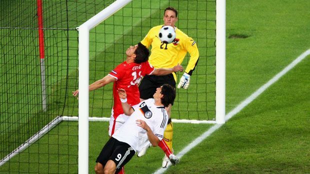 
                <strong>Mario Gomez</strong><br>
                In der Gruppenphase der EM 2008 steht Deutschland nach einer Niederlage gegen Kroatien beim letzten Spiel gegen Österreich unter Zugzwang. In der fünften Minute spielt Klose den Ball in den Strafraum. Mario Gomez muss den Ball nur noch einschieben, doch er schießt eine Kerze und verfehlt.
              