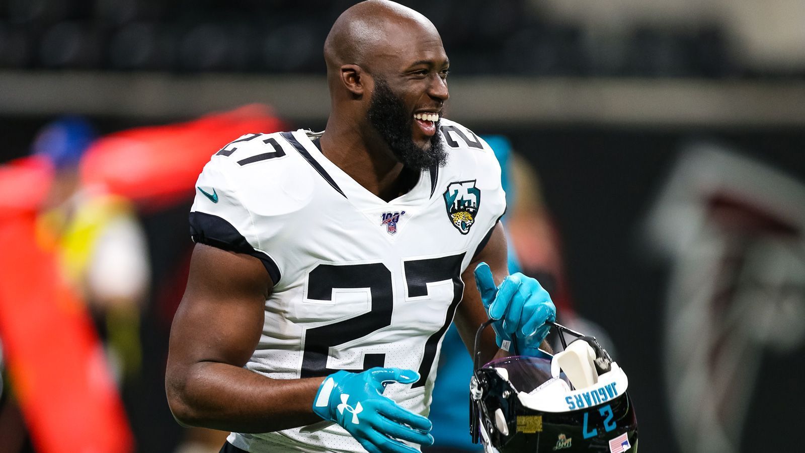 
                <strong>Jacksonville Jaguars</strong><br>
                Ob Raheem Mostert bei den Jacksonville Jaguars gebraucht wird, hängt vor allem von einem Mann ab: Leonard Fournette (Foto). Der geht in sein letztes Vertragsjahr bei den Jags und befindet sich nach zwei durchwachsenen Jahren wahrscheinlich auf seiner Abschiedstour in Jacksonville. "CBS Sports" spekulierte zuletzt bereits über einen Trade Fournettes noch in diesem Sommer.
              