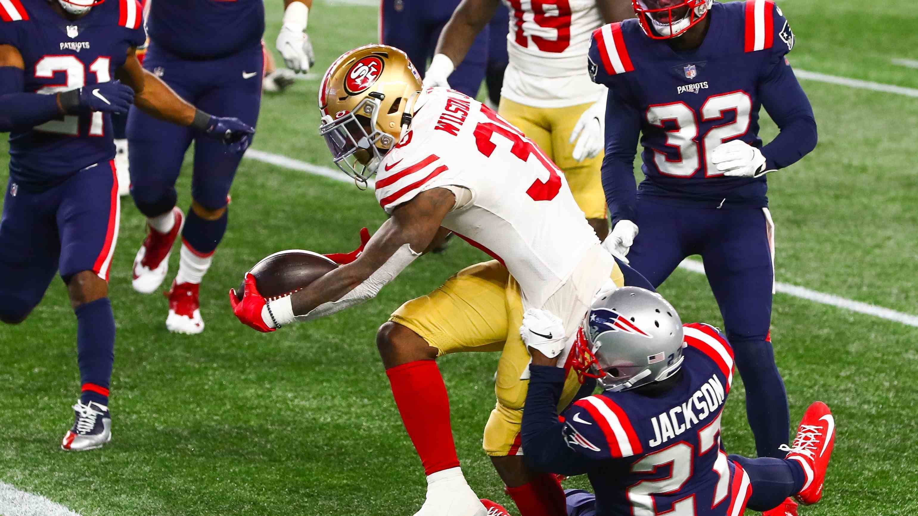 
                <strong>Rushing Offense: San Francisco 49ers - 43 Punkte</strong><br>
                Trotz großer Verletzungssorgen bleibt die Rushing-Offense das große Prunkstück der 49ers in der laufenden Saison. Auch gegen die New England Patriots dominierten die 49ers im Laufspiel und schenkten Belichick und Co. gleich vier Rushing Touchdowns ein. Zudem konnte man mit dem Lauf 197 Yards an Raum überbrücken. Gleich drei der vier Touchdowns gingen auf das Konto von Jeff Wilson, der sich tragischerweise verletzte und den 49ers für längere Zeit nicht zur Verfügung stehen wird. Immerhin verhalf er Fantasy Managern zu 43 Punkten. 
              