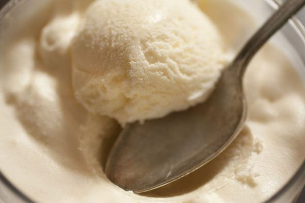 Selbstgemachtes Vanille-Eis aus Kondensmilch ist zum Dahinschmelzen.