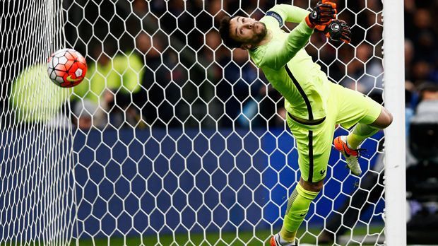 
                <strong>Frankreich - Hugo Lloris</strong><br>
                Frankreich - Hugo Lloris: Beim Gastgeber ist Tottenhams Keeper der Spieler, der sein Team aufs Feld führt. Der 29-Jährige spielt seit 2012 für die Spurs und ist auch dort stets die unumstrittene Nummer eins. Mit über 70 Länderspielen ist er einer der Erfahrensten in der L'Equipe, die im eigenen Land natürlich den EM-Titel holen will.
              