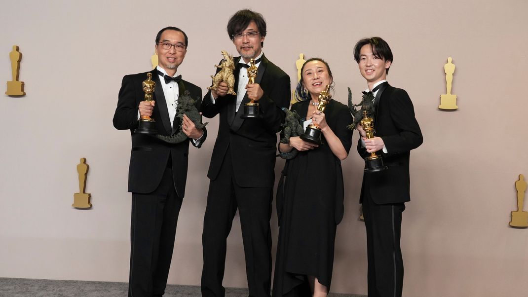 Masaki Takahashi,Takashi Yamazaki, Kiyoko Shibuya, und Tatsuji Nojima sind für die "besten visuellen Effekte" ausgezeichnet worden.