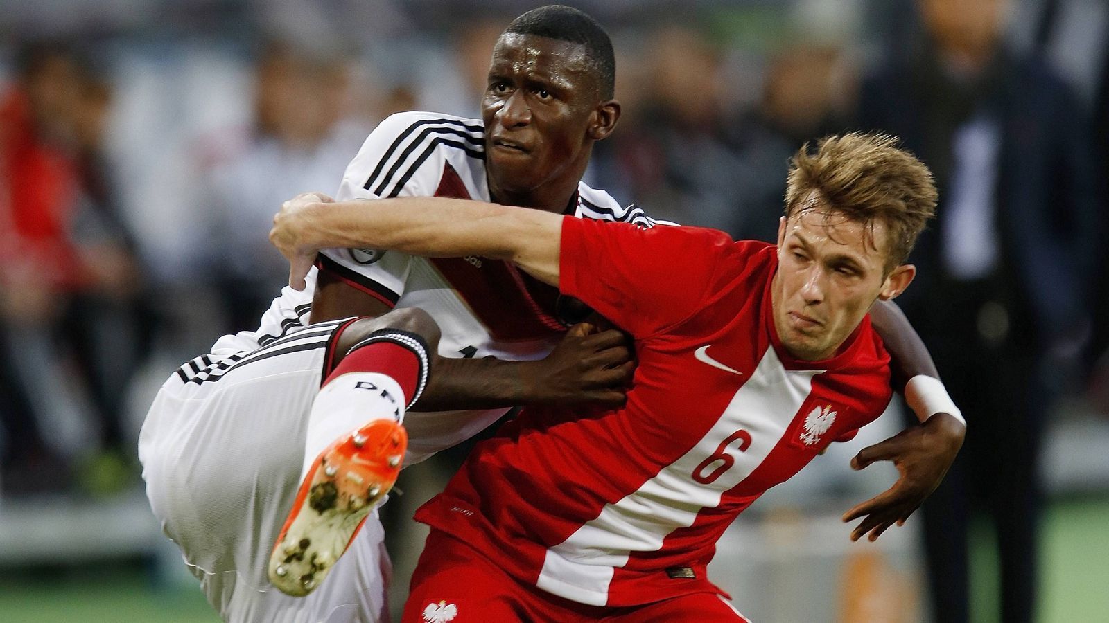 
                <strong>Deutsche Nationalmannschaft</strong><br>
                In Stuttgart reifte der Verteidiger auch zum Nationalspieler. Beim 0:0 gegen Polen im Hamburger Volksparkstadion am 13. Mai 2014, einem dem letzten Testspiele vor der WM in Brasilien, feierte Rüdiger sein Debüt für die DFB-Elf. Auch dort kam er unter Joachim Löw aufgrund seiner Schnelligkeit zunächst als rechter Außenverteidiger zum Einsatz. Zur Weltmeisterschaft schaffte es der damals 21-Jährige allerdings nicht.
              