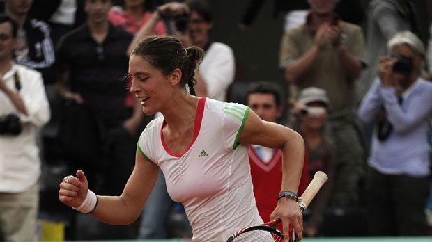 
                <strong>Petko entschuldigt sich und tanzt weiter</strong><br>
                "Marias Aussagen zeigen ja offensichtlich, dass sie sich damals in Melbourne durch den Tanz verletzt gefühlt hat. Und das war ja genau nicht meine Absicht", sagt Petkovic daraufhin. Sie kündigt an, ihren Tanz "in Rente zu schicken". Und tanzt trotzdem weiter.
              