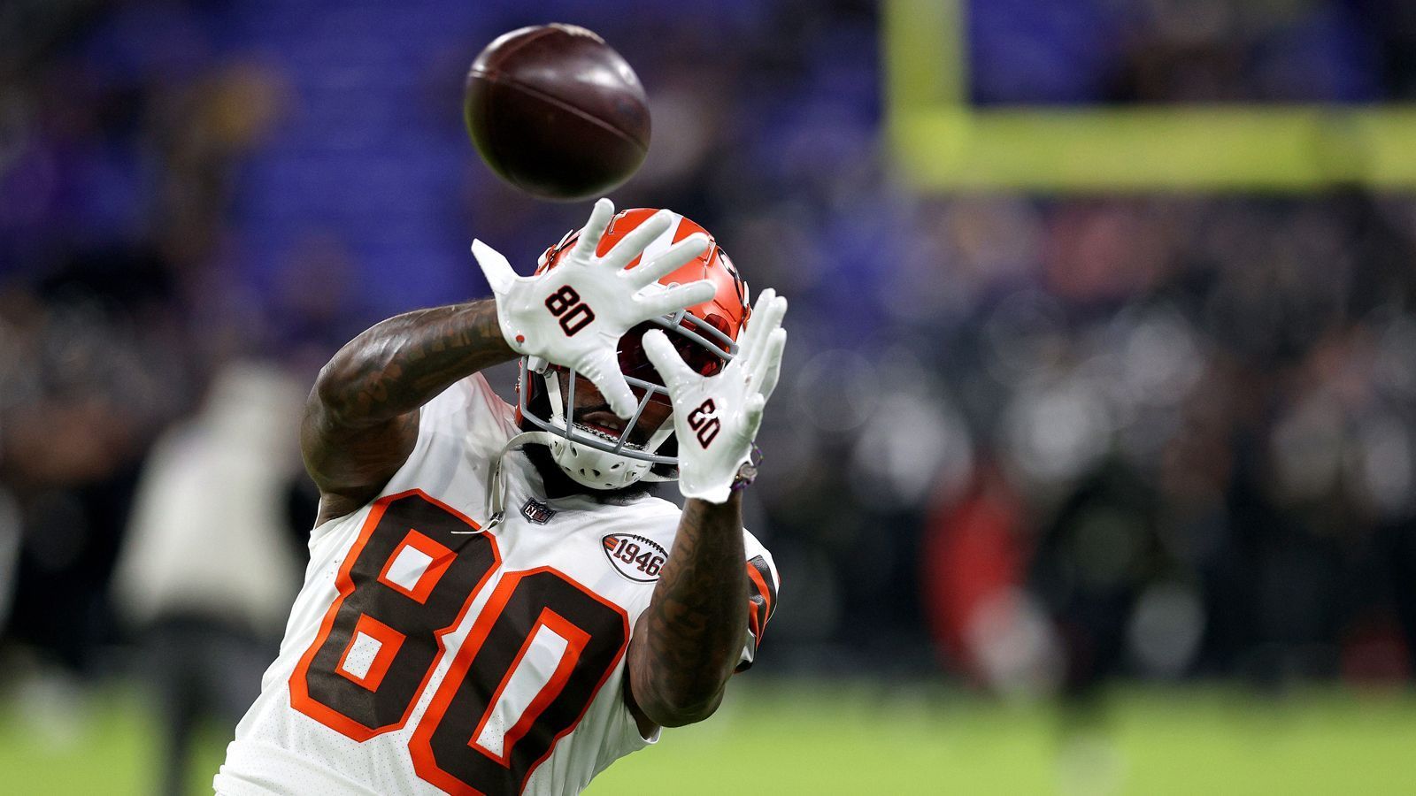 
                <strong>Die Situation von Jarvis Landry bei den Cleveland Browns </strong><br>
                Jarvis Landry hat eine enttäuschende Saison bei den Cleveland Browns hinter sich. Der 29-Jährige konnte in der vergangenen NFL-Saison auch verletzungsbedingt lediglich 12 Spiele spielen, in denen er 52 Pässe für 570 Receiving-Yards und zwei Touchdowns fangen konnte. Nun geht er in das letzte Jahr seines 2018 abgeschlossenen Fünfjahresvertrags über 75,5 Millionen US-Dollar. In der kommenden Saison sind von seinem Gehalt über 16,4 Millionen US-Dollar jedoch lediglich 1,5 Millionen Dollar garantiert. Dies führt zu Gerüchten, dass die Browns Landry entlassen könnten, um Cap Space einzusparen. Landry hat bereits seine Bereitschaft erklärt, in Cleveland zu bleiben, wie die Browns darüber denken, ist aktuell noch offen. 
              