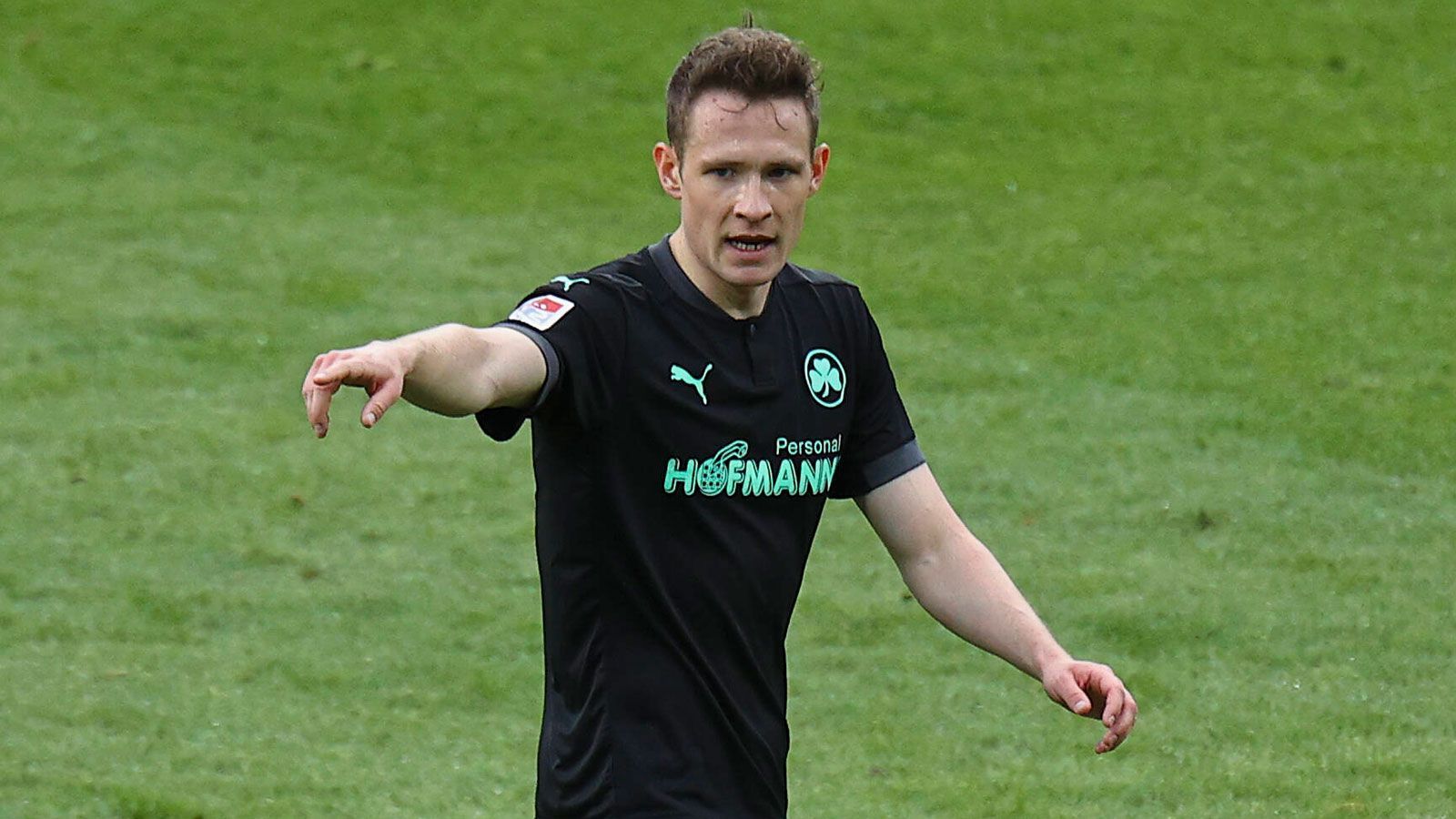 
                <strong>Paul Jaeckel (Union Berlin)</strong><br>
                Der 1. FC Union Berlin verstärkt sich mit Paul Jaeckel von der SpVgg Greuther Fürth, wie der Hauptstadtklub am Donnerstag bekanntgab. Der ablösefreie Innenverteidiger kommt in der laufenden Runde auf 20 Einsätze in der zweiten Liga und spielt mit dem "Kleeblatt" um den Aufstieg in die Bundesliga. "Paul hat eine sehr gute Ausbildung genossen und ist ein reflektierter junger Spieler, der sich bereits in der Spitzengruppe der 2. Bundesliga beweisen konnte. Wir freuen uns, diesen talentierten Spieler für uns gewinnen zu können und trauen ihm den nächsten Schritt in seiner Karriere, nun in der Bundesliga, bei uns zu", wird Geschäftsführer Profifußball Oliver Ruhnert in einer Vereinsmeldung zitiert. Über die Vertragslaufzeit machten die "Eisernen" keine Angaben.
              