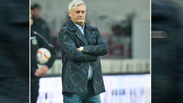 
                <strong>Armin Veh und seine Jacke</strong><br>
                Am zehnten Spieltag sorgt Armin Veh von Eintracht Frankfurt für Aufsehen: Nach einer Talfahrt will der Coach endlich wieder einen Sieg einfahren und ändert dafür nicht nur seine Startelf, sondern auch sein Outfit. Die mit Musiknoten bestückte Jacke hilft den Hessen zum Gewinn und Veh "droht" danach an, dass sein Talisman nun häufiger zum Einsatz kommen könnte.
              