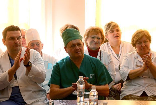 
                <strong>FC Bayern in der Ukraine: Hilfe für Krankenhaus</strong><br>
                ... denn für sie gab es Tickets für das Champions-League-Spiel zwischen Schachtjor Denozk und dem FC Bayern München. Eine willkommene Abwechslung im Klinik-Alltag.
              