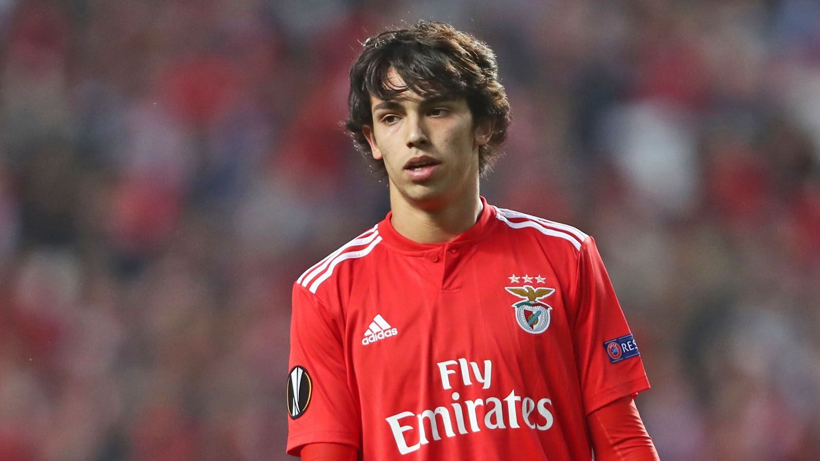 
                <strong>Liga NOS</strong><br>
                Liga NOS: 01. Juli bis 22. September 2019In Portugal ticken die Uhren ein wenig anders, bis Ende September darf hier eingekauft werden. Gut für Benfica Lissabon: Sollte Top-Talent Joao Felix für die festgeschriebene Ablösesumme in Höhe von 120 Millionen Euro zu Atletico Madrid - aktuell Top-Favoriten auf den Deal - wechseln, könnte Lissabon die Zeit nutzen, um die Millionen in Ersatz zu investieren.
              