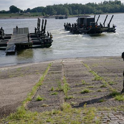 Ganztägige Militärübung zur Überquerung des Rheins