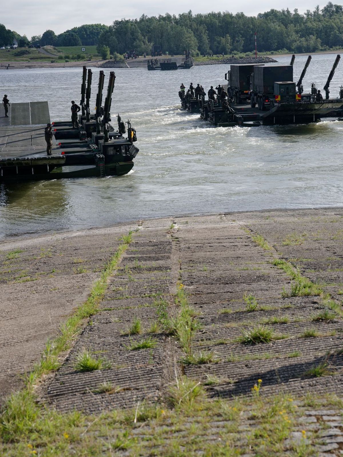Ganztägige Militärübung zur Überquerung des Rheins
