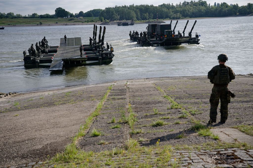 Vier Länder kommen zusammen: Große Militärübung am Rhein angelaufen