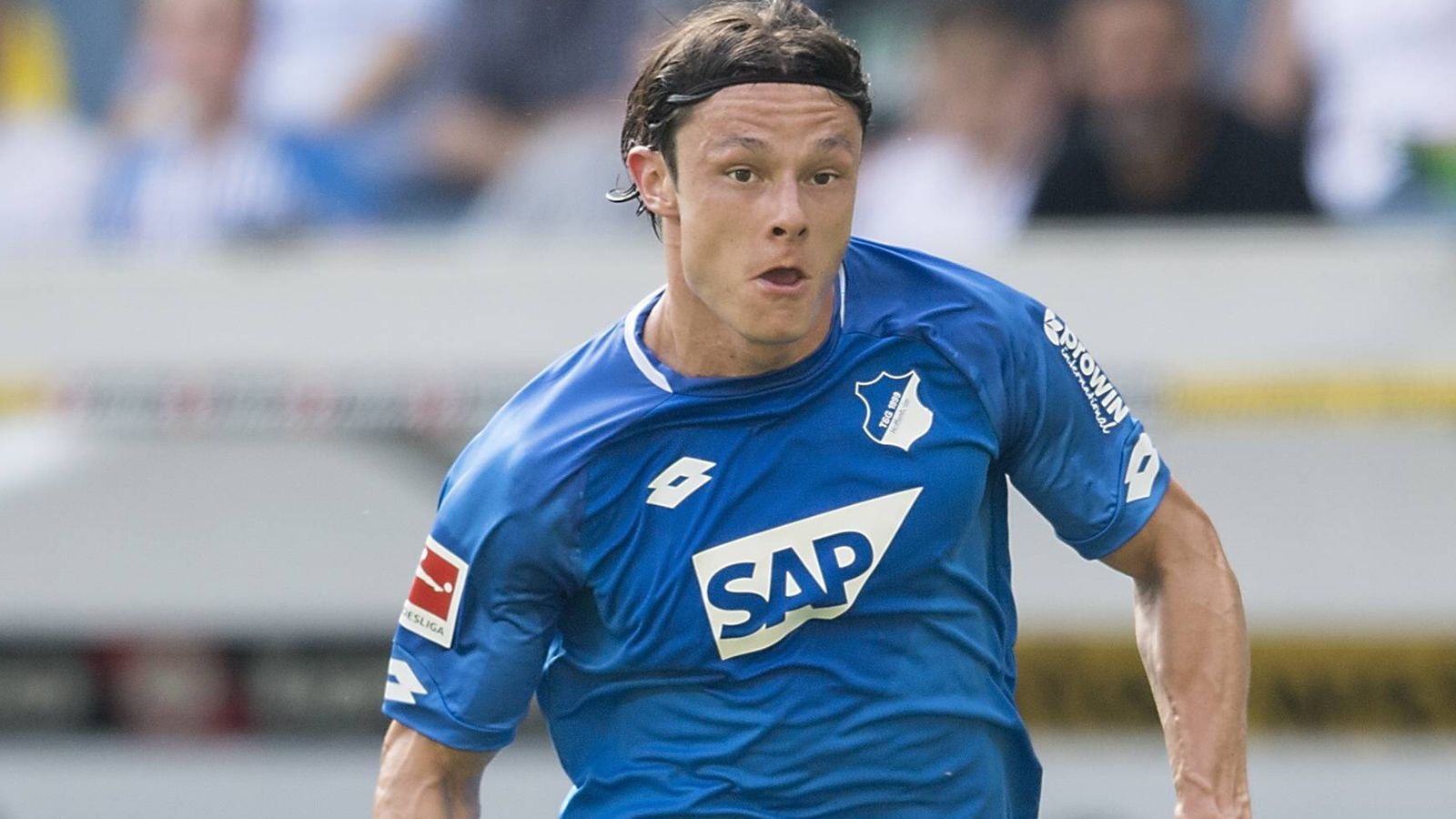 
                <strong>Gewinner: Nico Schulz</strong><br>
                Der Außenverteidiger mit dem Allerweltsnamen hat sich in der vergangenen Saison in den Fokus gespielt. Er reifte bei der TSG zum absoluten Leistungsträger, nachdem er zwischen 2015 und 2017 in Mönchengladbach, auch bedingt durch einen Kreuzbandriss, den Durchbruch nicht schaffte. Schulz, der in den Junioren-Nationalmannschaften stets fester Bestandteil war, galt vor der WM sogar als Geheimtipp für den "Odonkor-Platz". Jetzt soll es der Neuaufbau sein.
              