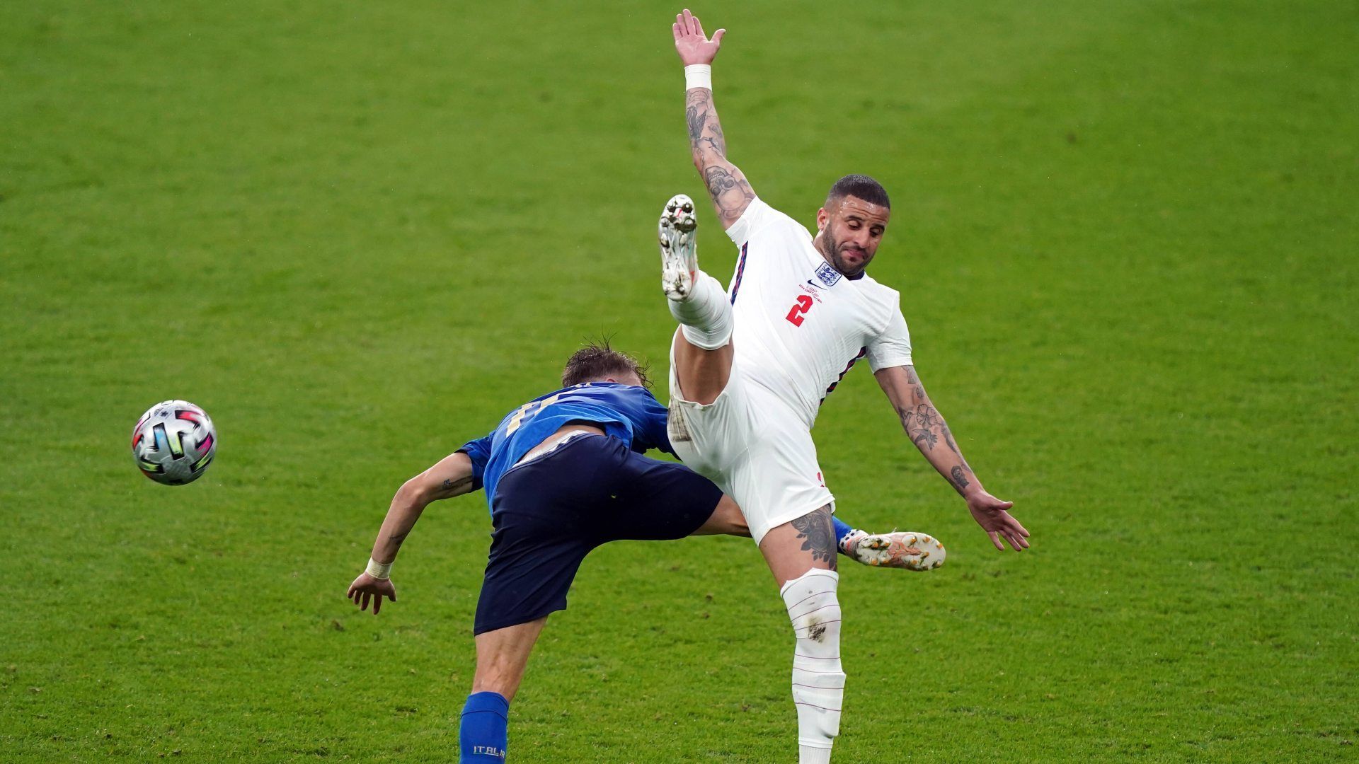 
                <strong>Kyle Walker (England)</strong><br>
                Stand überwiegend sicher in der Defensive, wurde von den drei englischen Innenverteidigern aber auch am wenigsten geprüft. ran-Note: 3
              