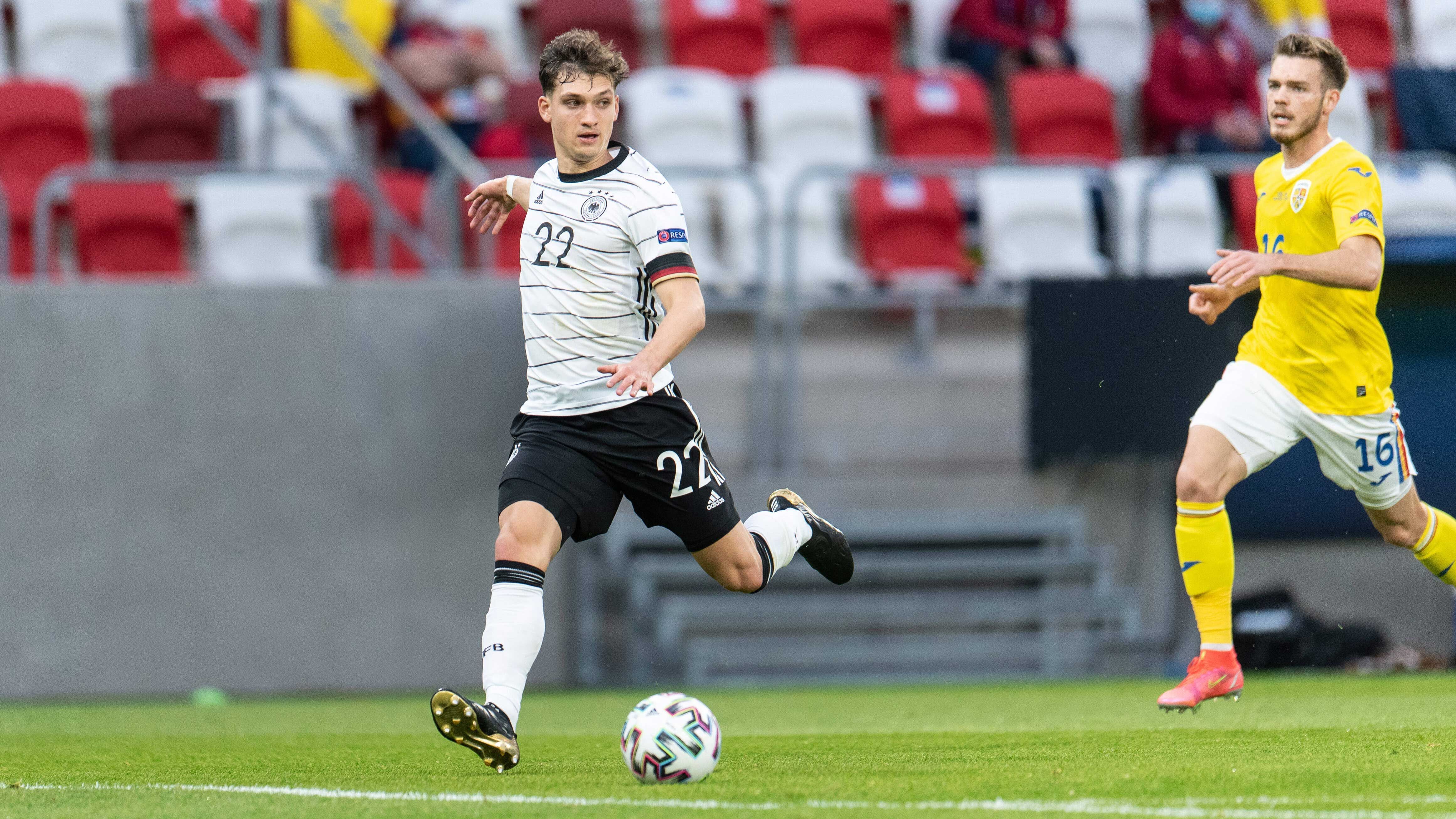 
                <strong>Mateo Klimowicz (VfB Stuttgart)</strong><br>
                U21-Länderspiele: 3Der gebürtige Argentinier gab sein U21-Debüt ebenfalls erst bei der Europameisterschaft, nämlich beim 3:0-Auftaktsieg gegen Ungarn. Im abschließenden Gruppenspiel gegen Rumänien stand der 20-jährige sogar von Beginn an auf dem Feld. Beim VfB Stuttgart bekommt Klimowicz unter Pellegrino Matarazzo regelmäßig Einsatzzeiten im Angriff, musste aber im letzten Spiel gegen Gladbach von der Tribüne aus zuschauen. Nach Adduktorenproblemen hatte er die gesamte Woche nicht trainieren können und ist wohl auch für den Saisonabschluss gegen Arminia Bielefeld fraglich. Sollte er aber rechtzeitig in zwei Wochen fit sein, hat er einen Platz im Kader von Stefan Kuntz wohl so gut wie sicher.
              