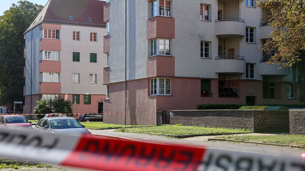 Eine Frau ist in Leipzig getötet und ein Kind schwer verletzt worden.