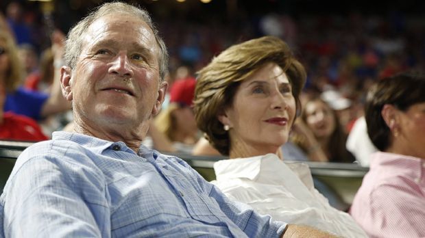 
                <strong>US-Präsidenten</strong><br>
                George W. Bush war 2002 US-Präsident. Umgerechnet blieben die Raiders vier Amtszeiten ohne Play-off-Teilnahme. Denn nach Bush folgte noch Barack Obama. Sollten die Raiders tatsächlich den Titel holen, winkt ihnen eine Einladung ins Weiße Haus.
              