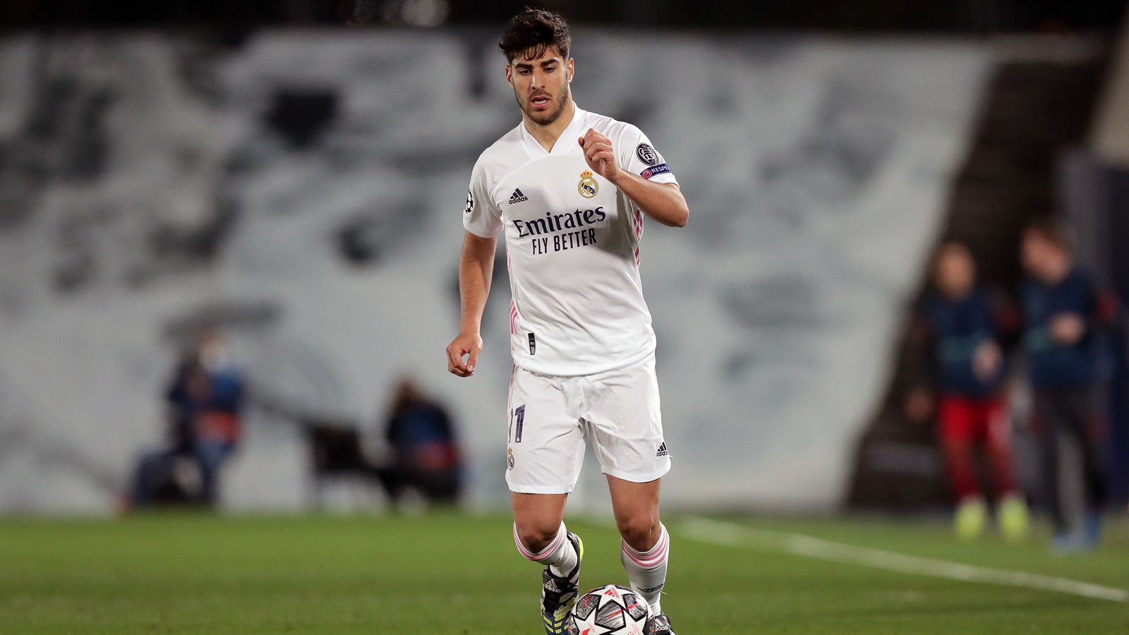 
                <strong>Marco Asensio (Real Madrid)</strong><br>
                Neben Hazard nennt Waddle auch noch dessen Real-Kollegen Marco Asensio als mögliches Transferziel von Newcastle. Der 25-Jährige mit Vertrag bis 2023 pendelte zuletzt bei den Madrilenen zwischen Bank und Startelf, hat immer wieder geniale Auftritte in seinem Repertoire, wie etwa seinen Dreierpack beim 6:1-Sieg in La Liga gegen Mallorca. Daher fraglich, ob sich der Spanier statt des Titelkampfes in Spanien in näherer Zukunft lieber mit dem Abstiegskampf in Newcastle herumschlagen möchte.
              