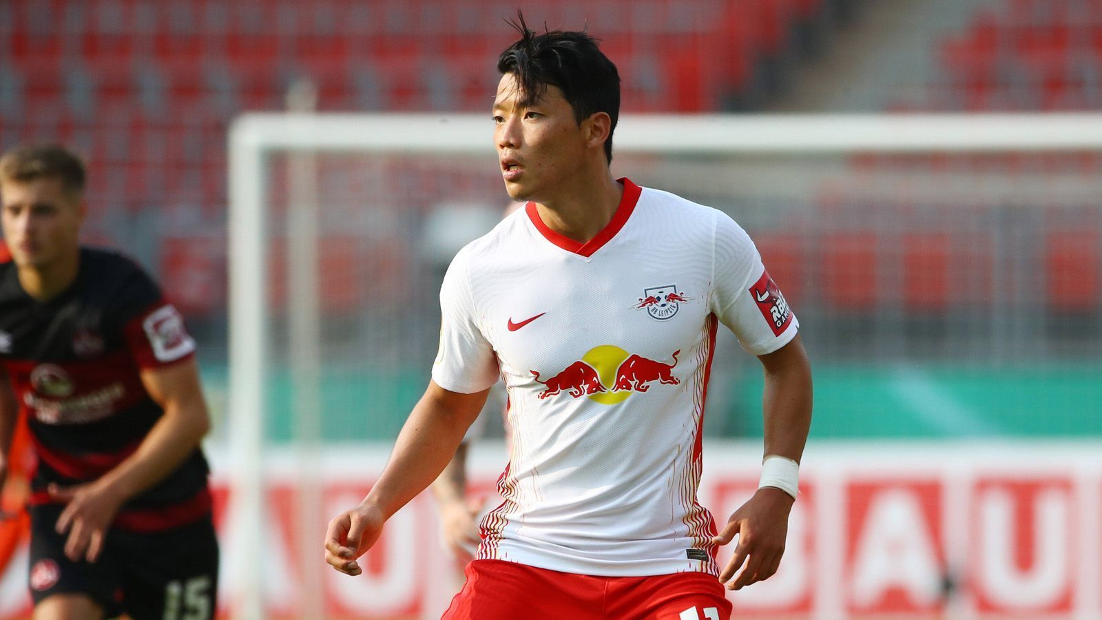 
                <strong>Hee-chan Wang</strong><br>
                2020 holte RB Leipzig Hee-chan Wang für zwölf Millionen Euro nach Leipzig, wo er sich allerdings nie durchsetzen konnte und bereits nach einer Saison an die Wolverhampton Wanderers verliehen wurde. Die Engländer zogen nun auch die Kaufoption und verpflichteten den Südkoreaner für knapp 17 Millionen Euro.
              