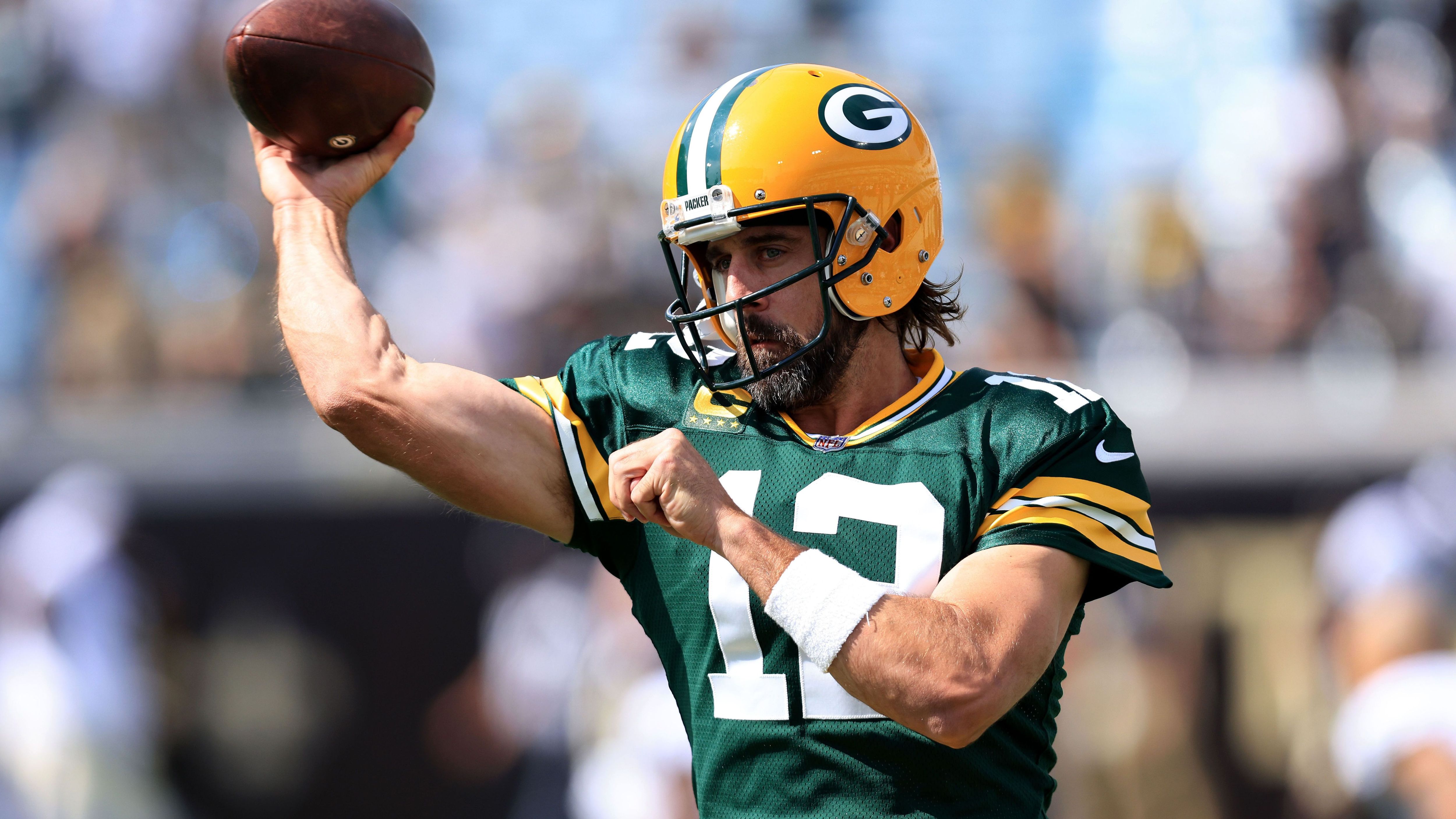 
                <strong>Quarterback: Aaron Rodgers (Green Bay Packers)</strong><br>
                Zugegeben, Aaron Rodgers ist kein wirklicher Geheimtipp mehr. Aber ähnlich wie Josh Allen wird auch der amtierende MVP auf Wiedergutmachung aus sein. Gegen New Orleans sah Rodgers kein Land und lieferte das wohl schlechteste Spiel seiner Karriere ab. Im Monday Night Game bekommt er es mit den Detroit Lions zutun, deren große Schwächen in der Verteidigung schon von den San Francisco 49ers ausgenutzt werden konnten. Der Rivale aus der NFC-North ist für den Routinier der ideale Gegner um wieder in die Spur zu kommen – und im Fantasy Manager massiv Punkte zu sammeln.
              