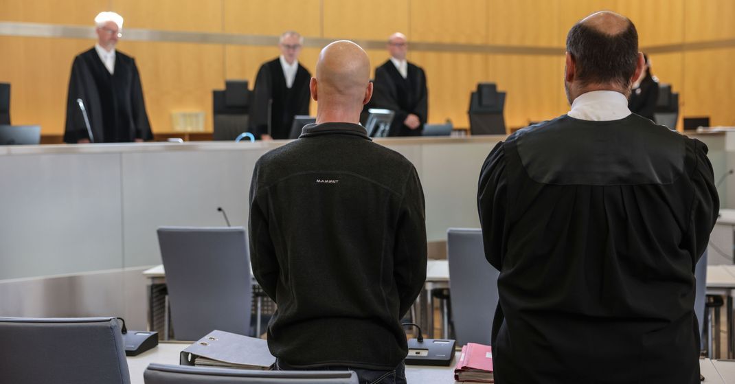 Düsseldorf: Der Angeklagte (l. vorne) steht neben seinem Anwalt Marvin Schroth (r.) im Gerichtssaal. Ein deutscher Berufssoldat muss sich als mutmaßlicher Spion Russlands vor dem Düsseldorfer Oberlandesgericht verantworten.