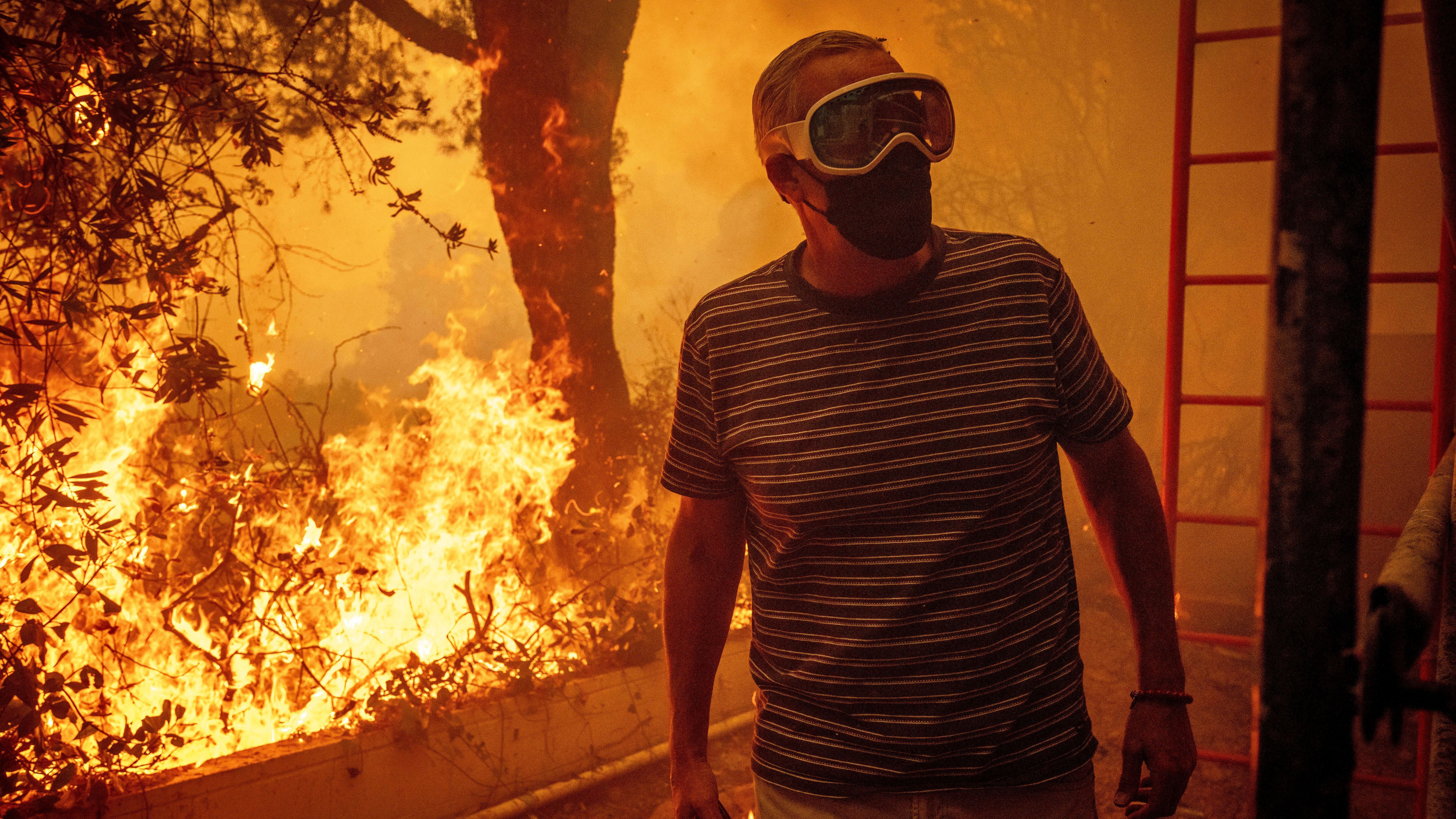 Los Angeles: Will Adams beobachtet, wie sich die Flammen des Palisades-Feuers seinem Grundstück im Stadtteil Pacific Palisades von Los Angeles nähern.