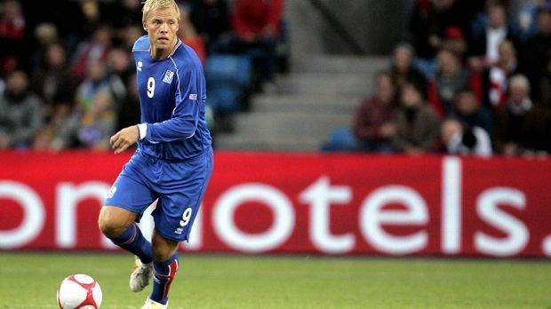 
                <strong>Rekordtorschütze mit 24 Treffern</strong><br>
                Rekordtorjäger: Islands Kapitän Eidur Gudjohnsen erzielt 24 Tore für die Nationalmannschaft und ist damit Rekordtorschütze. 2013 trittt er bereits aus der Elf zurück, spielt 2015 für die EM-Qualifikation aber doch wieder mit.
              