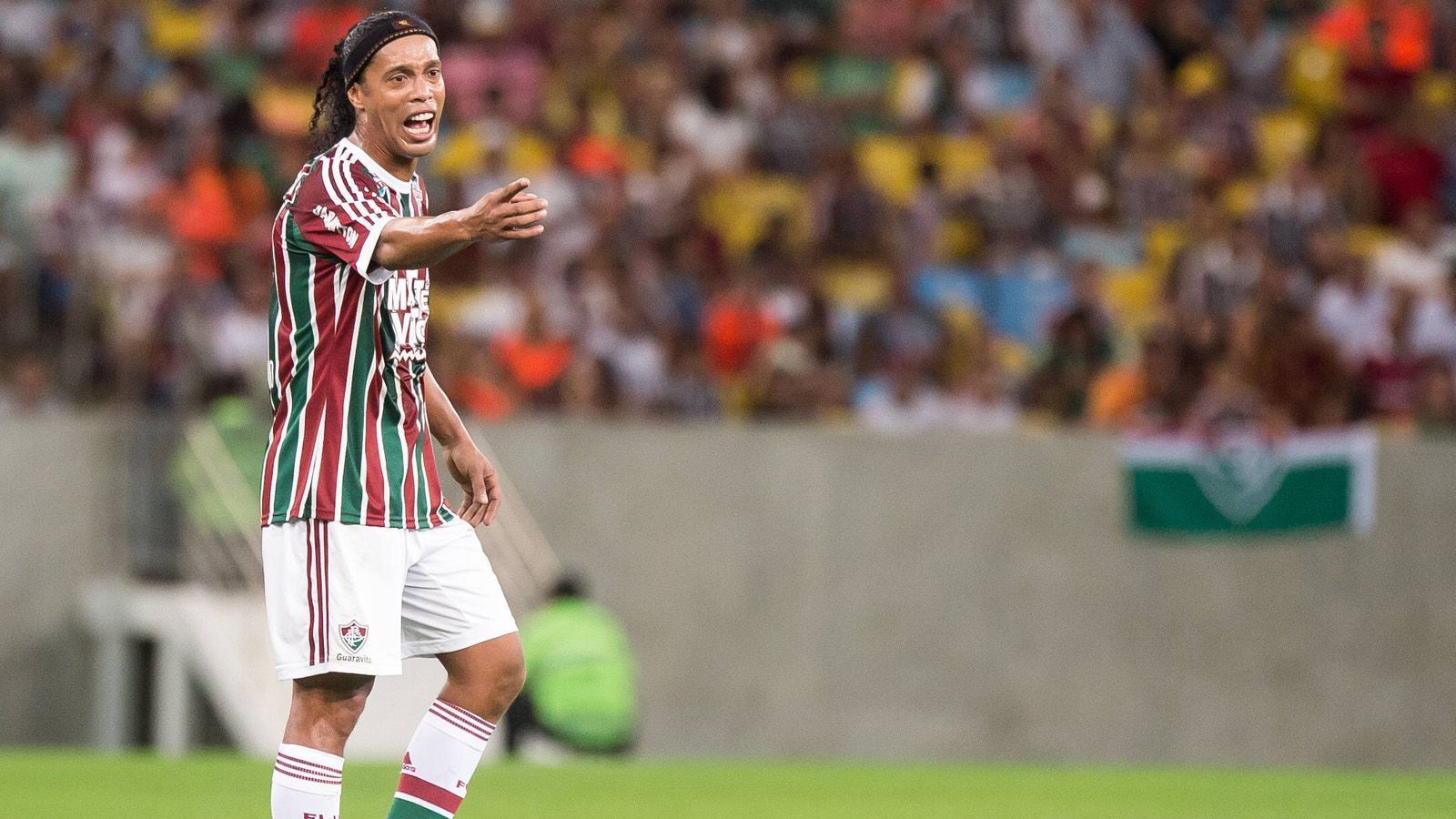 
                <strong>Ronaldinho: Viele Partys, wenig Disziplin     </strong><br>
                2004 sowie 2005 war Ronaldinho noch der FIFA-Weltfußballer des Jahres. Nach einer enttäuschenden Weltmeisterschaft 2006 sank allerdings sein Stern. Beim FC Barcelona fiel er danach wegen Disziplinlosigkeiten auf. Zudem wurden ihm lange Partynächte nachgesagt. Auch beim AC Mailand, für die er von 2008 bis 2010 spielte, konnte er an seine früheren Leistungen nicht anknüpfen. Bei Flamengo Rio de Janeiro setzten sich die Disziplinlosigkeiten fort. Zuletzt spielte er 2016 Futsal in Indien. 2020 saß er in einem Gefängnis von Paraguay, weil er mit einem gefälschten Pass reiste. 
              