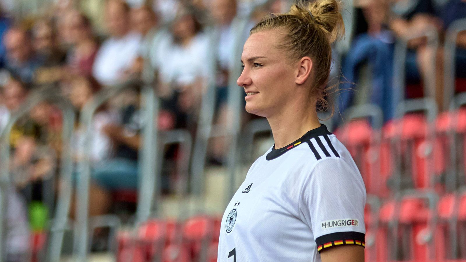 
                <strong>Alexandra Popp</strong><br>
                Die erfahrene Stürmerin kommt für Schüller ins Spiel und zeigt sich mannschaftsdienlich. Klärt auch im eigenen Strafraum. Beim sehenswerten 4:0 (86.) beweist die Wolfsburgerin per Flugkopfball, dass sie von ihrer Klasse nichts eingebüßt hat. - ran Note: 2  
              