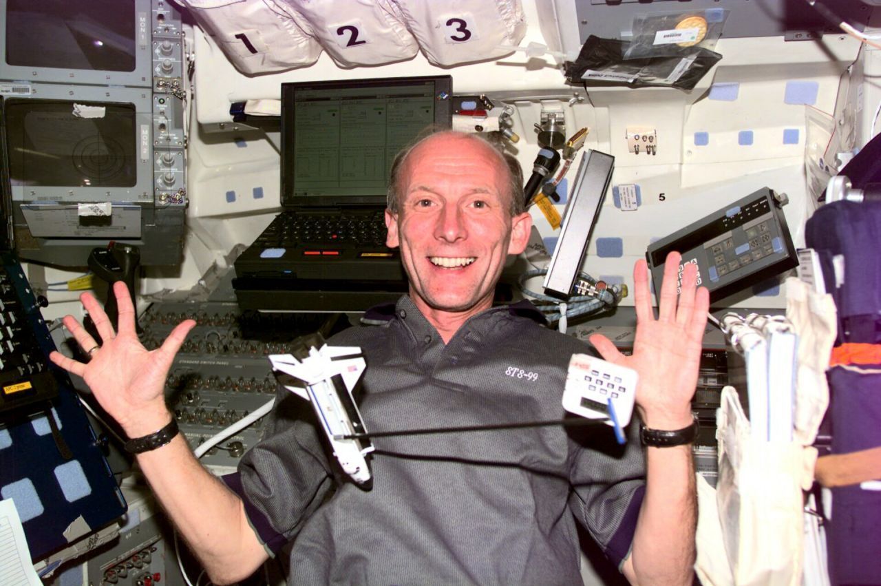 Gerhard Thiele reiste 2000 mit dem US-Shuttle "Endeavour" ins All, der Ersatzfähre für die explodierte "Challenger". Zusammen mit seiner Frau wird der Physiker wird womöglich Gründer der ersten deutschen Raumfahrt-Dynastie: Seine Tochter Insa will auch Astronautin werden. 
