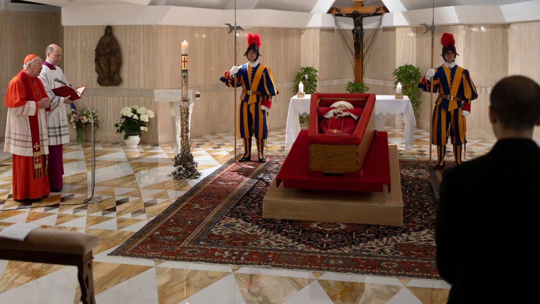 Papst Franziskus wurde aufgebahrt