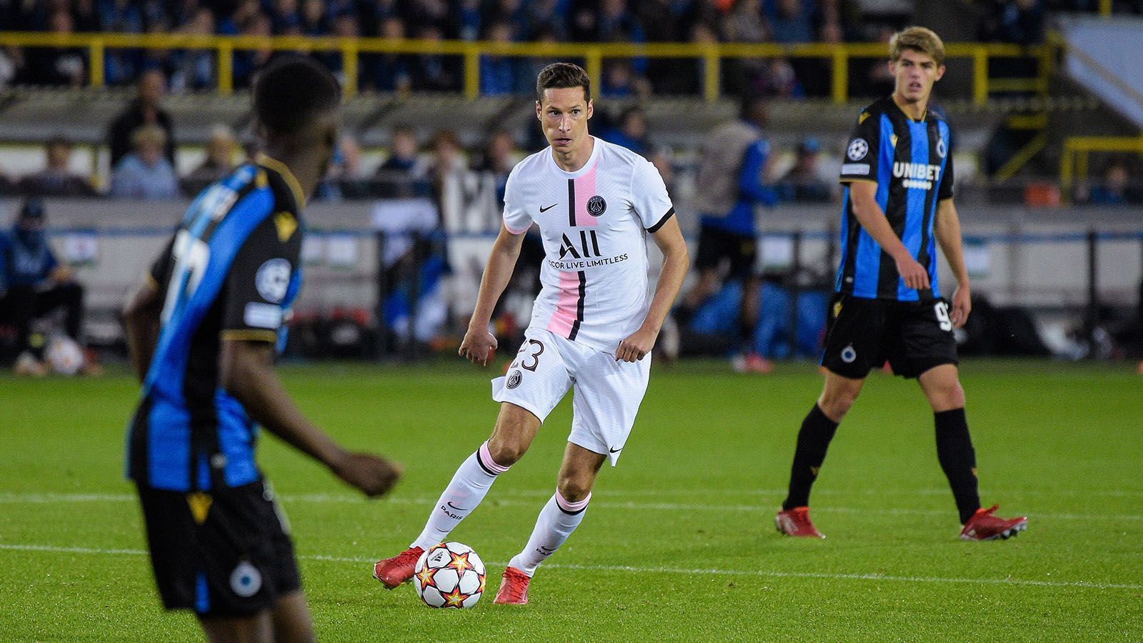 
                <strong>Julian Draxler (Paris Saint-Germain) </strong><br>
                Beim enttäuschenden 1:1 der Pariser Startruppe bei Brügge kam Draxler 45 Minuten zum Einsatz. 97 Prozent seiner Pässe brachte er zum Mitspieler. Allerdings gewann Draxler nur einen seiner vier Zweikämpfe und leistete sich drei Ballverluste. 
              