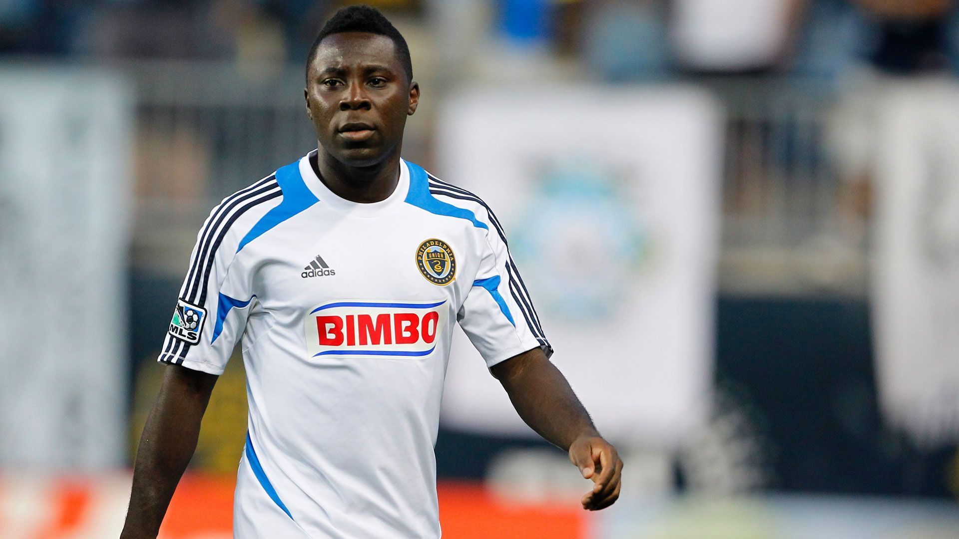 
                <strong>Freddy Adu</strong><br>
                In den USA galt Freddy Adu als Fußball-Wunderkind schlechthin. Bereits mit 14 Jahren unterschrieb er 2004 seinen ersten Profivertrag bei D. C. United. Er soll damals sogar Angebote von Inter Mailand und Manchester United ausgeschlagen haben. Früh erhielt Adu hoch dotierte Sponsorenverträge mit Nike und Pepsi, alles deutete auf eine Weltkarriere hin, doch dazu kam es nie. Nach schwankenden Leistungen in der MLS folgte 2007 dennoch der Wechsel nach Europa zu Benfica Lissabon, wo er nie den Durchbruch schaffte. Es folgten zahlreiche Leihen in Europa. Alles half nichts. Adu konnte bei einem Probetraining 2011 selbst nicht die Verantwortlichen von Zweitligist FC Ingolstadt von sich überzeugen. Seit mehr als einem Jahr ist der zentrale Mittelfeldspieler vereinslos. 
              