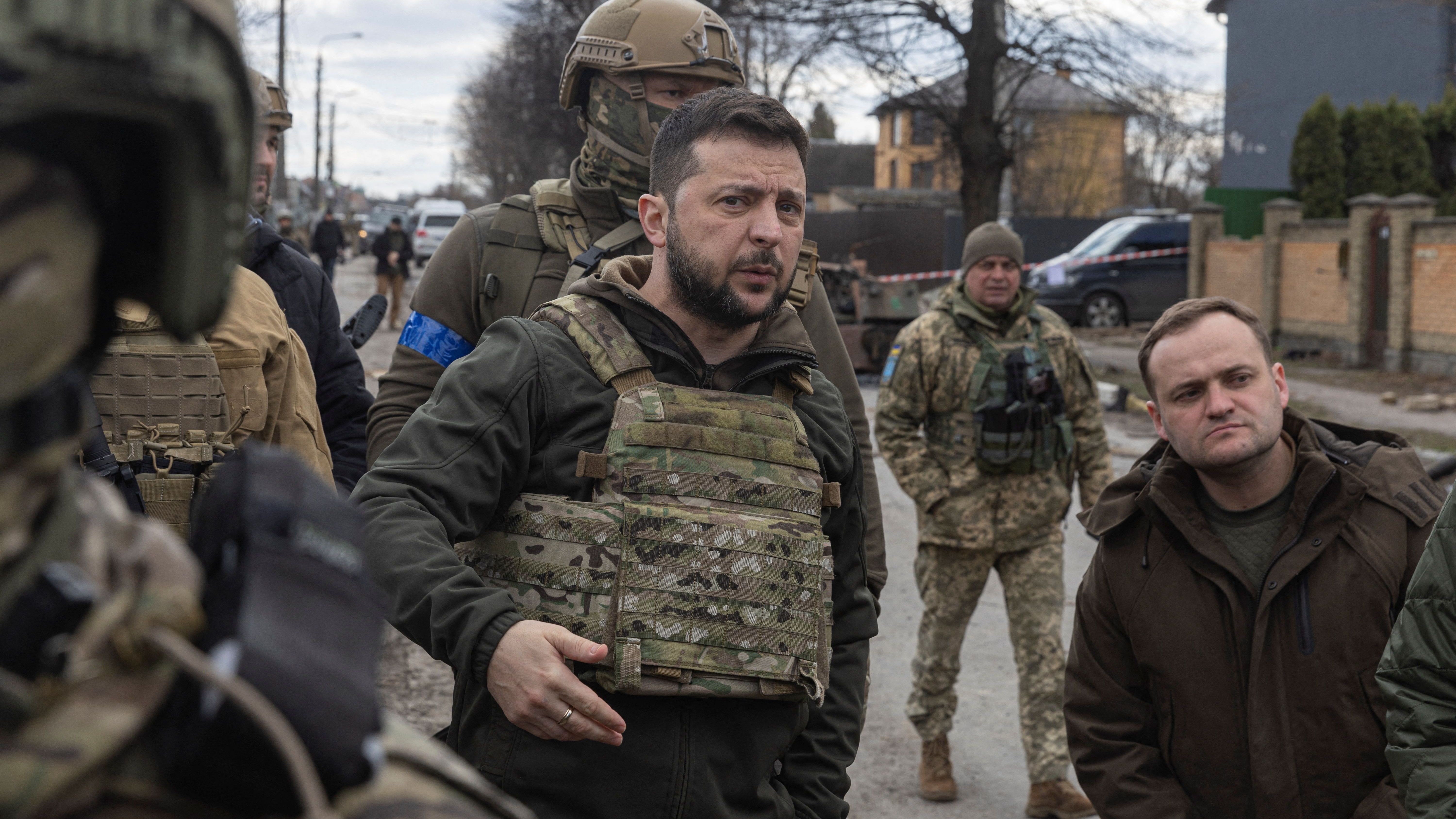 4. April 2022: Nach ihrer Befreiung durch ukrainische Soldaten besucht der ukrainische Präsident Selenskyj die Stadt Butscha, welche weiterhin unter Beschuss steht.