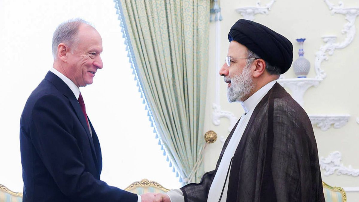 Ebrahim Raisi begrüßt den Sekretär des russischen Sicherheitsrates Nikolai Patruschew 