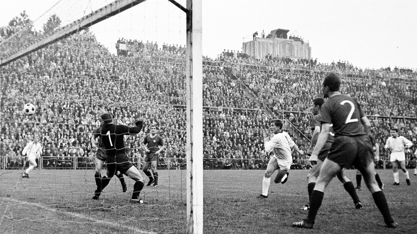 
                <strong>Geburt der Fohlenmannschaft</strong><br>
                Der Vorteil, wenn man erfolgreich ist: die Prämien, Damit kam er in der Regionalliga auf 1000 Mark netto im Monat. Lange dauerte es nicht, bis sich der Erfolg einstellte. Der Aufstieg gelang 1964/65, "traumhaft. Plötzlich waren wir in Deutschland in aller Munde. 92 Tore erzielten wir in der Saison der Regionalliga West. Es war die Geburt der Fohlenmannschaft", sagt Heynckes. Und auch der Startschuss für seine eigene Karriere, die nun langsam Fahrt aufnahm.
              